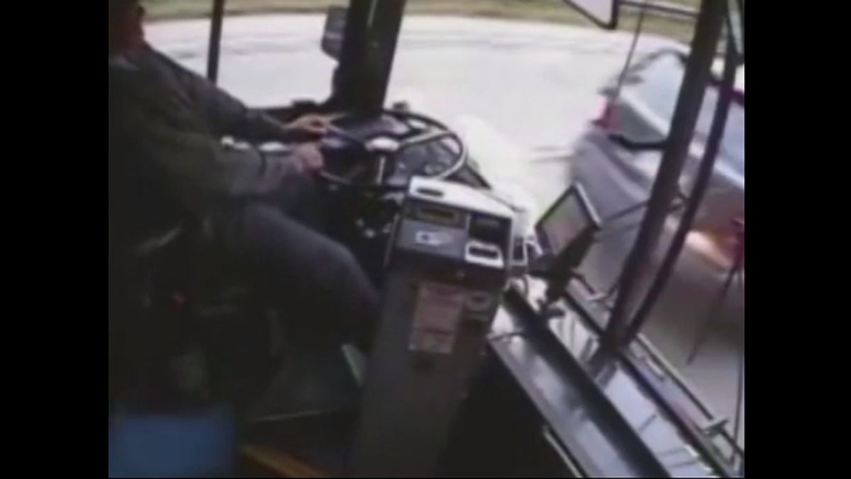 Un conductor de autobus provoca un espectacular accidente múltiple tras quedarse dormido