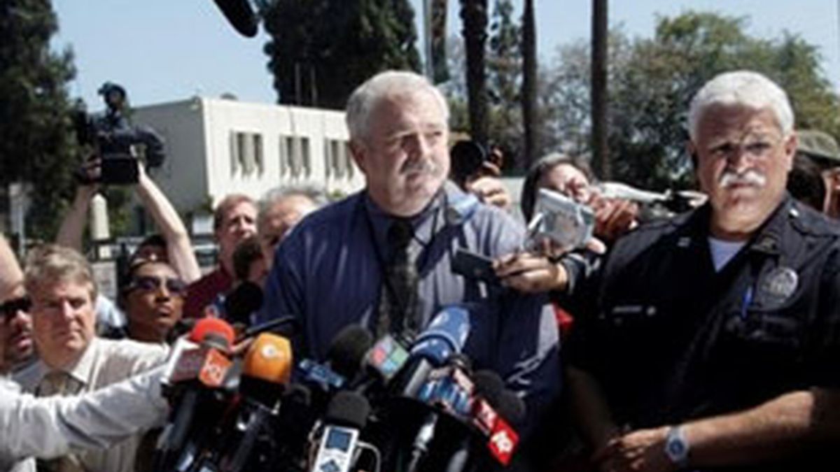 El jefe de operaciones del equipo forense de Los Ángeles, Craig Harvey, habla con la prensa en esa ciudad californiana (EE.UU.), después de que se completaran 3 horas de la autopsia al cuerpo del cantante estadounidense Michael Jackson. Foto AP