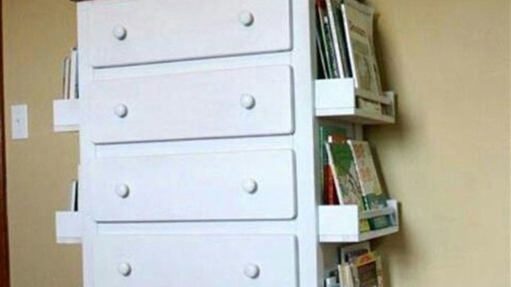 7. Añade cajones que ya no utilizas para crear una estantería y tener más orden en la habitación