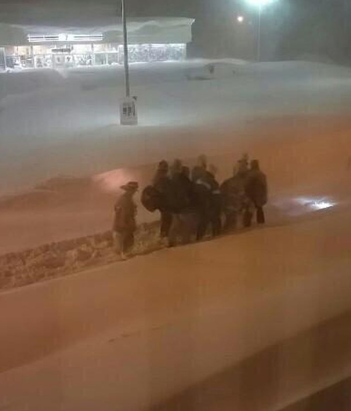 Los bomberos de Buffalo trasladan a una mujer embarazada en mitad de la tormenta de nieve