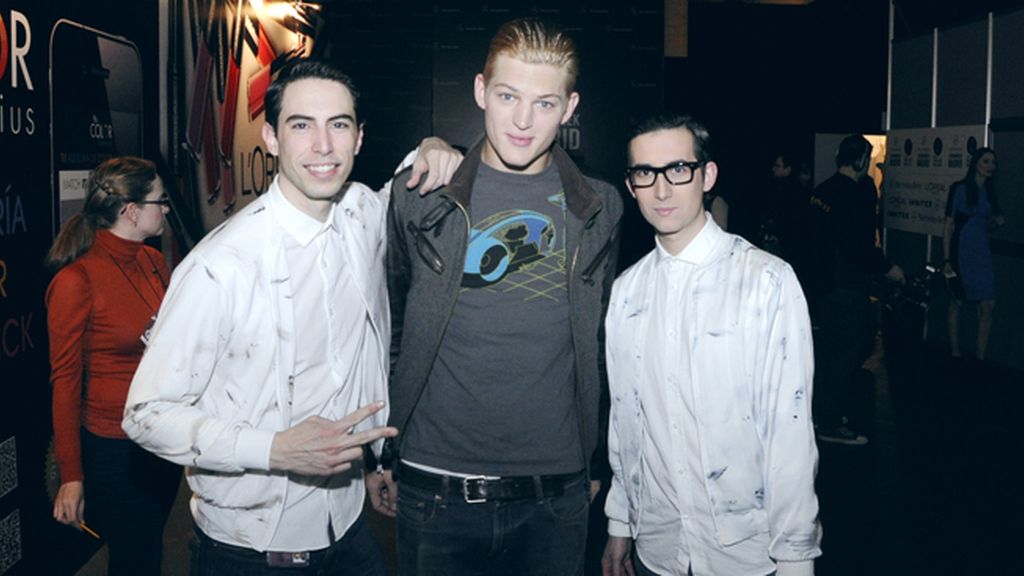 Posamos con Sebastian Sauve vestidos con nuestras bombers de Carlos Díez Díez