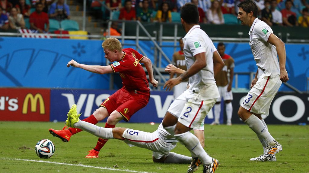 Bélgica empezó avisando con una buena acción de De Bruyne
