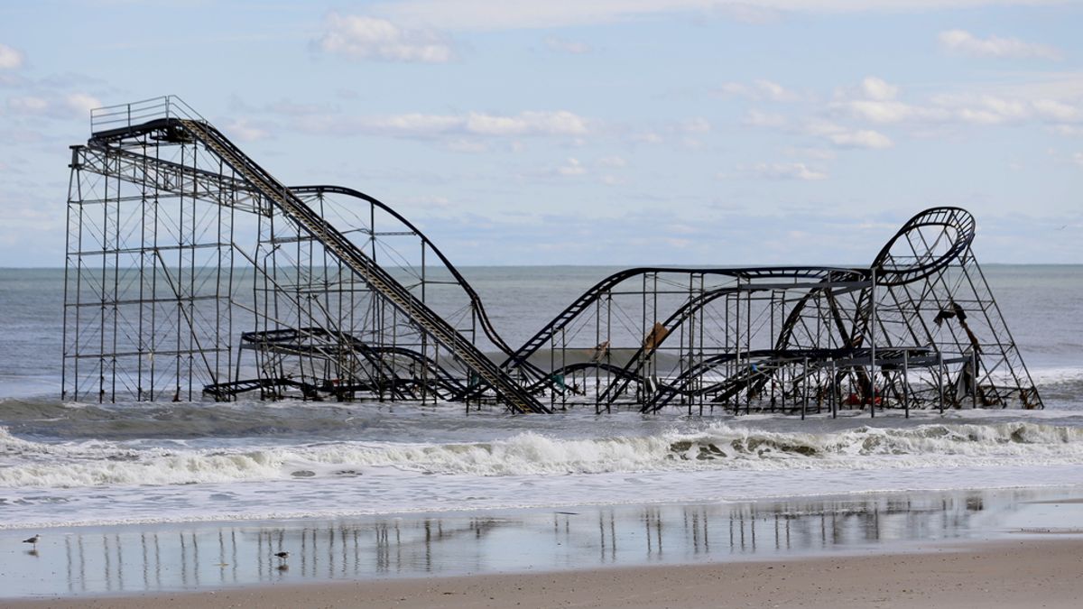 Una montaña rusa ha volado hasta el mar por los efectos del huracán Sandy