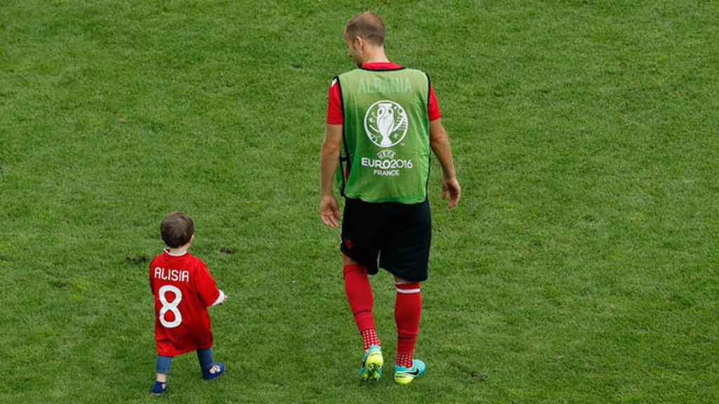 Lo más tierno de la Euro: Albania debuta con derrota pero los niños les pintan una sonrisa