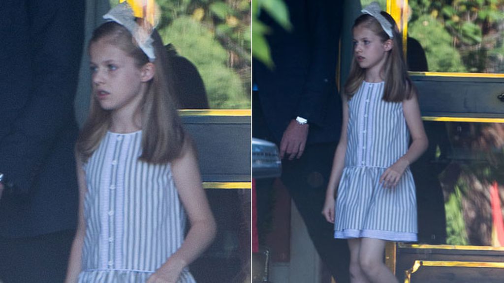 Leonor acudió con un vestido marinero con una flor en el pelo como complemento