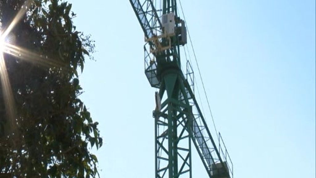 Una grúa que asusta en Valdeavero