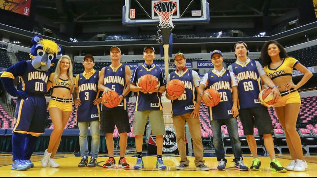 Las estrellas de MotoGP™ se citan con los Indiana Pacers