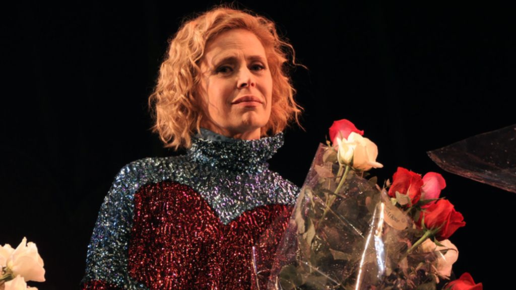 Agatha Ruiz de la Prada se emocionó con el éxito de la obra para la que ha diseñado el vestuario