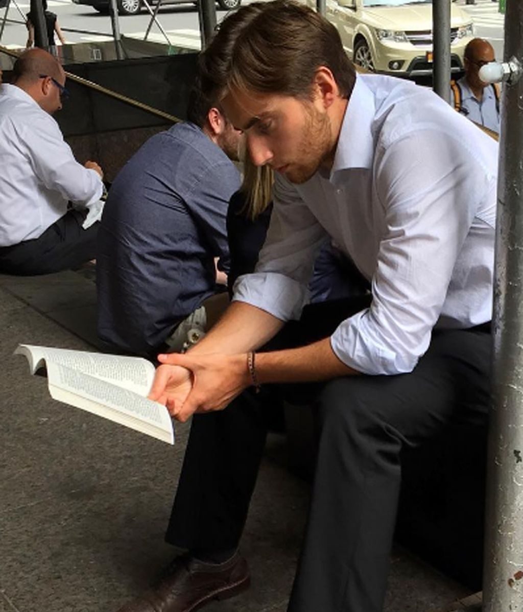 La moda de los 'Hot Dudes Reading' que arrasa en las redes