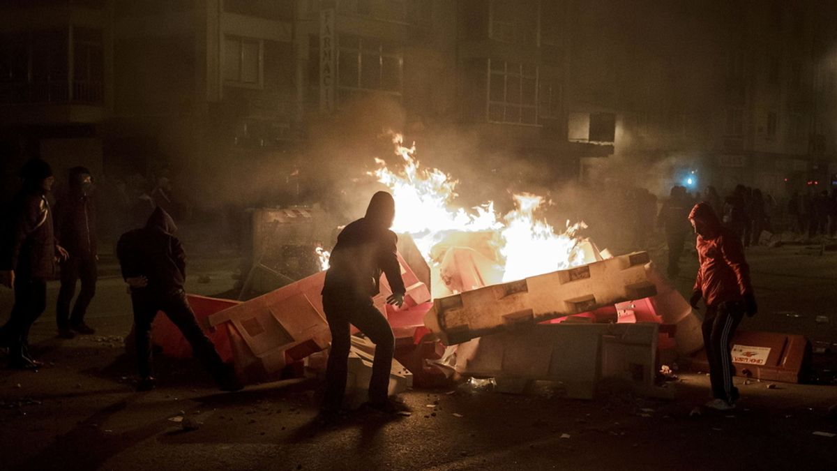 Incendian contenedores y destrozan marquesinas en una protesta en Burgos