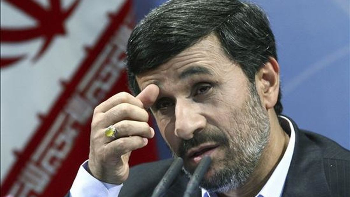 El presidente iraní Mahmud Ahmadineyad ofrece una rueda de prensa en Teherán (Irán). EFE/Archivo