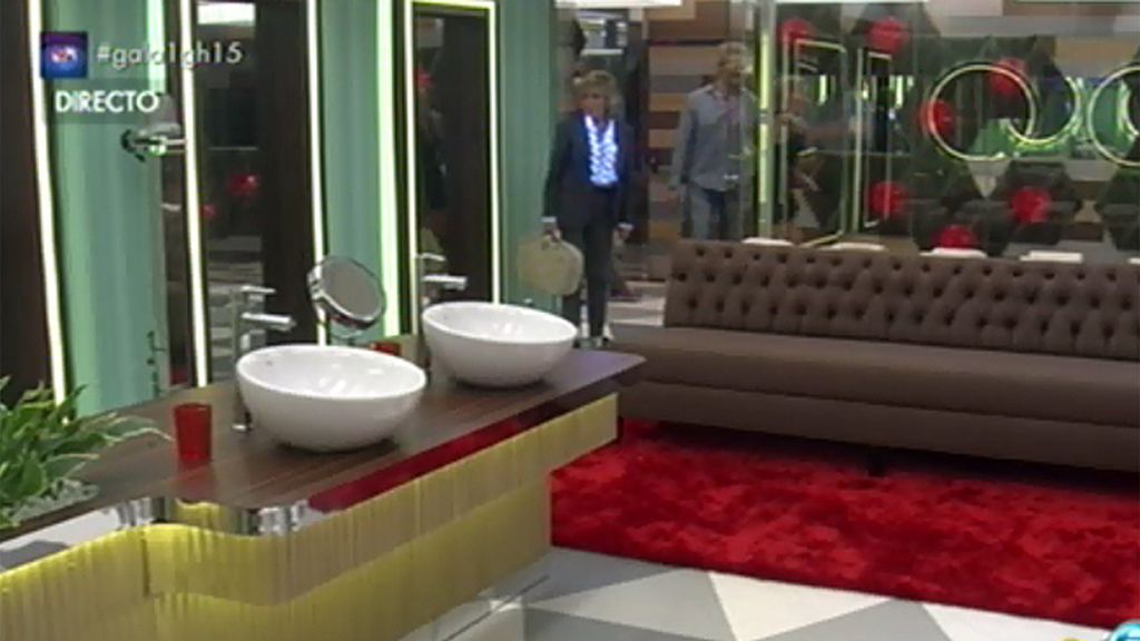 Mercedes entra acompañada de la gallina Falacia