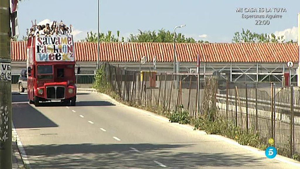 Los colaboradores de 'Sálvame' llegan a Telecinco en un bus de dos plantas