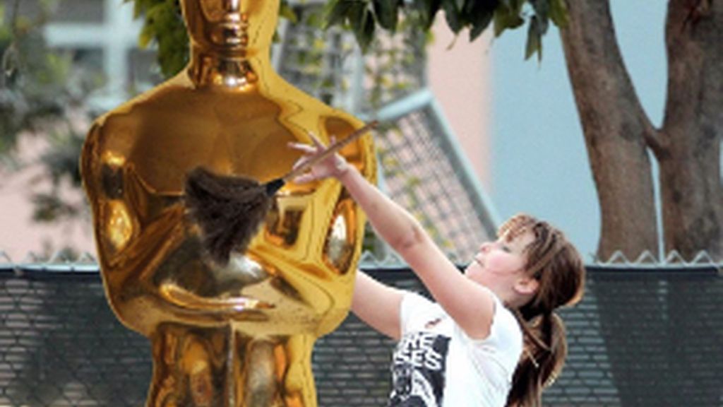 La actriz fue fotografiada mientras intentaba encestar la pelota