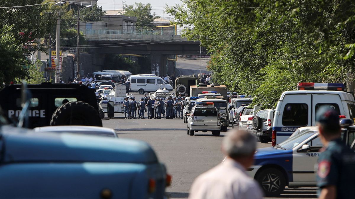 Un grupo armado secuestra una comisaría en Armenia