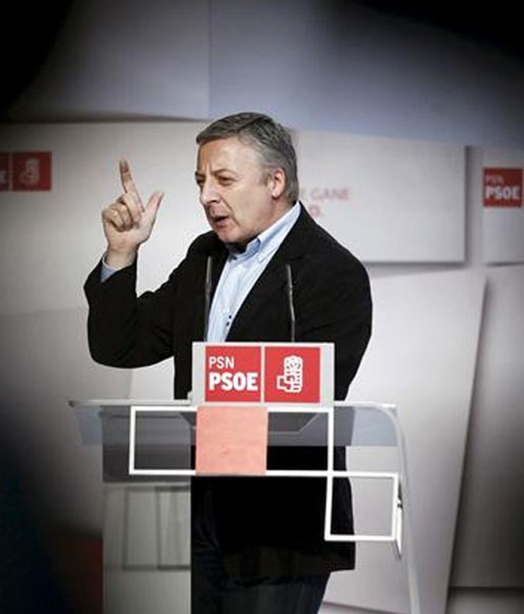 El vicesecretario general del PSOE, José Blanco, durante su intervención en la fiesta del Día de la Rosa que el partido ha celebrado en Pamplona.