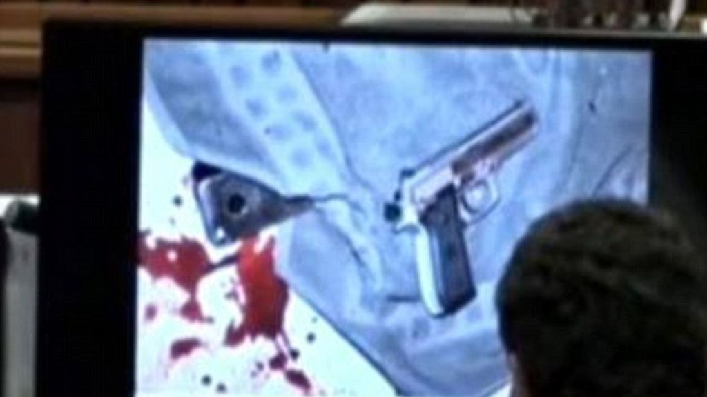 Durante el juicio le muestran el arma, su bate, manchas de sangre y el cadáver