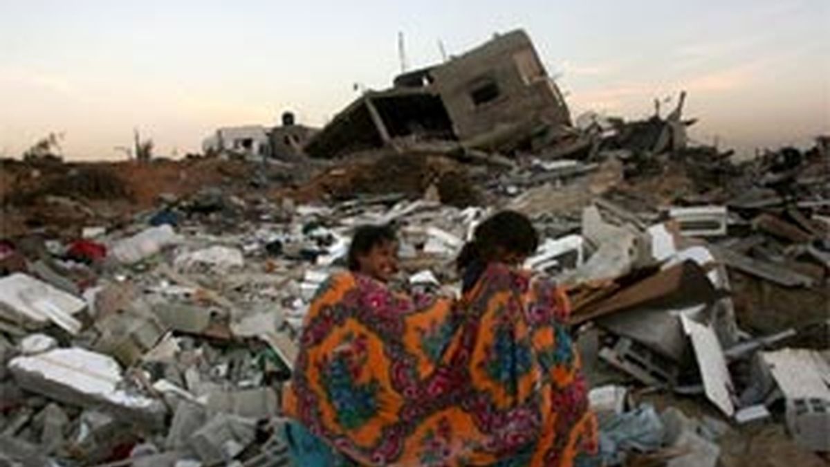 Dos niñas palestinas caminan entre los escombros de los que fueran sus casas en la localidad de Johr al Deek. Foto:EFE