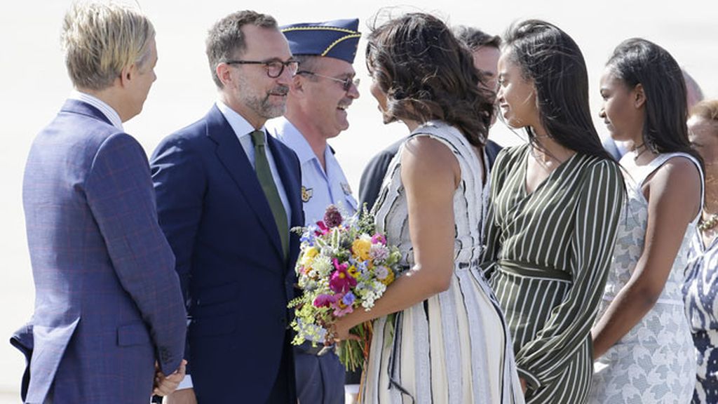 Falda al viento y junto a sus hijas: la llegada de Michelle Obama a nuestro país