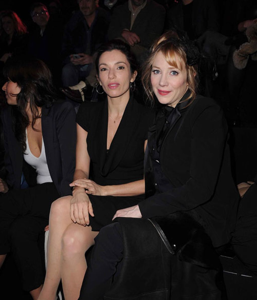 Carlota Casiraghi y Kate Moss, de risas en el desfile parisino de Etam