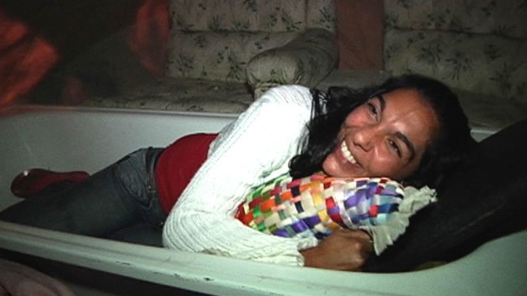 Una mujer duerme en una bañera