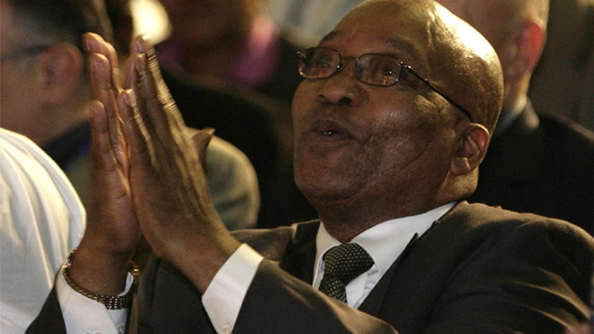 Zuma dando gracias por su victoria