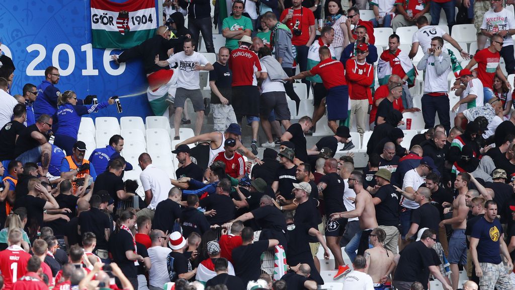 Porras extensibles y gases lacrimógenos para controlar a hooligans húngaros