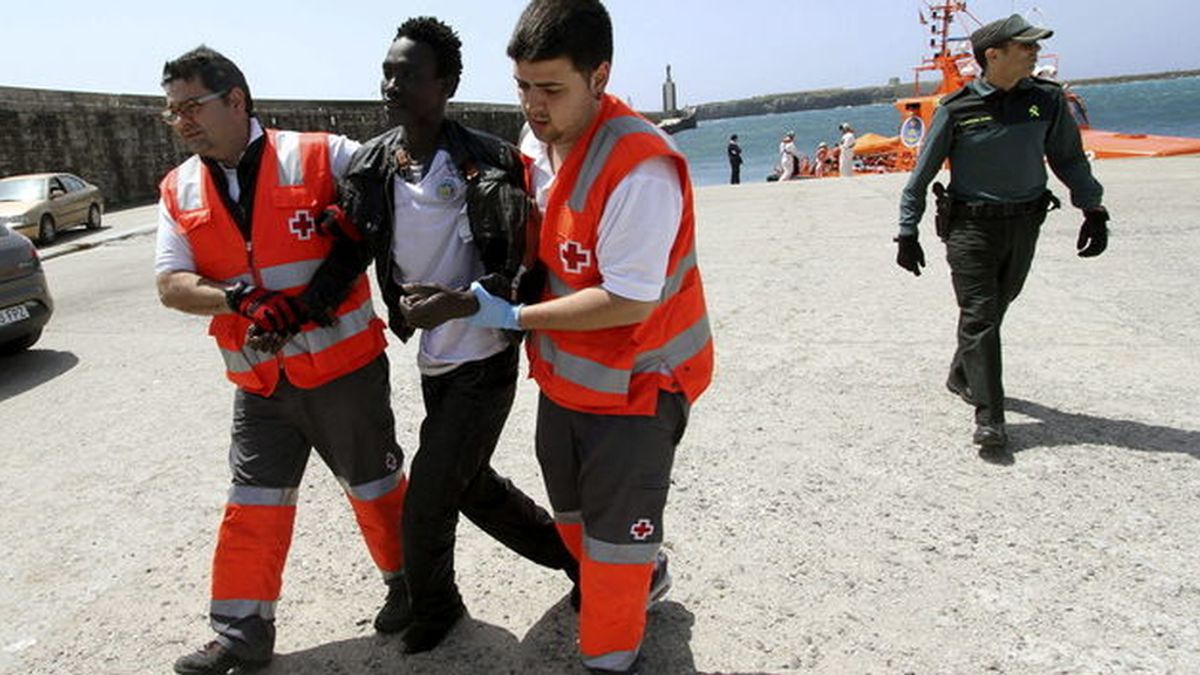 Rescatados 94 inmigrantes, tres bebés, cuando trataban de cruzar el Estrecho