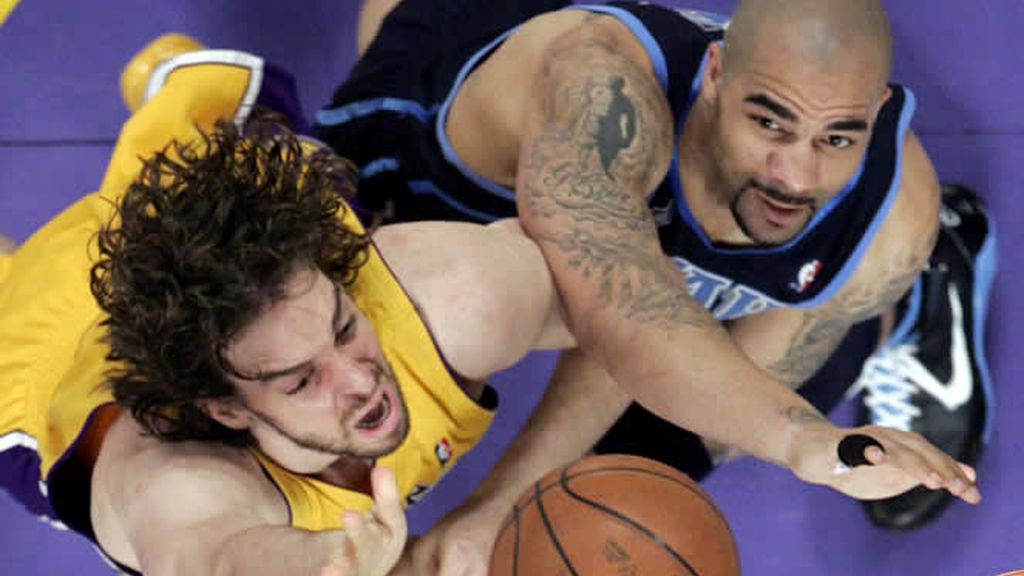 Pau Gasol lucha con Boozer por el control del balón Pau Gasol lucha con Boozer por el control del balón