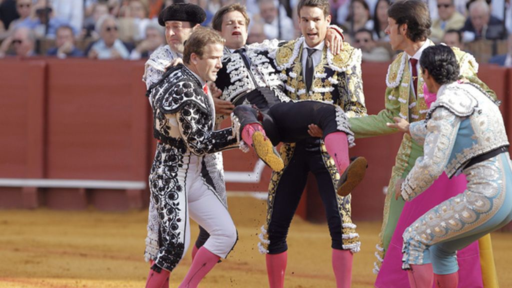 Fue cogido de lleno por su primer toro de la tarde