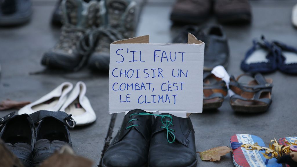 Miles de zapatos en la marcha simbólica por el clima en París