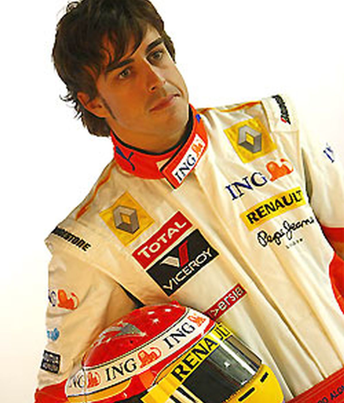 Alonso, posando con su nuevo casco para las instantáneas del equipo. FOTO: Renault.