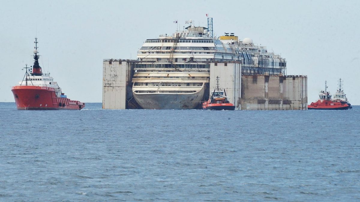 El 'Costa Concordia' se aproxima al puerto de Génova, donde será desguazado