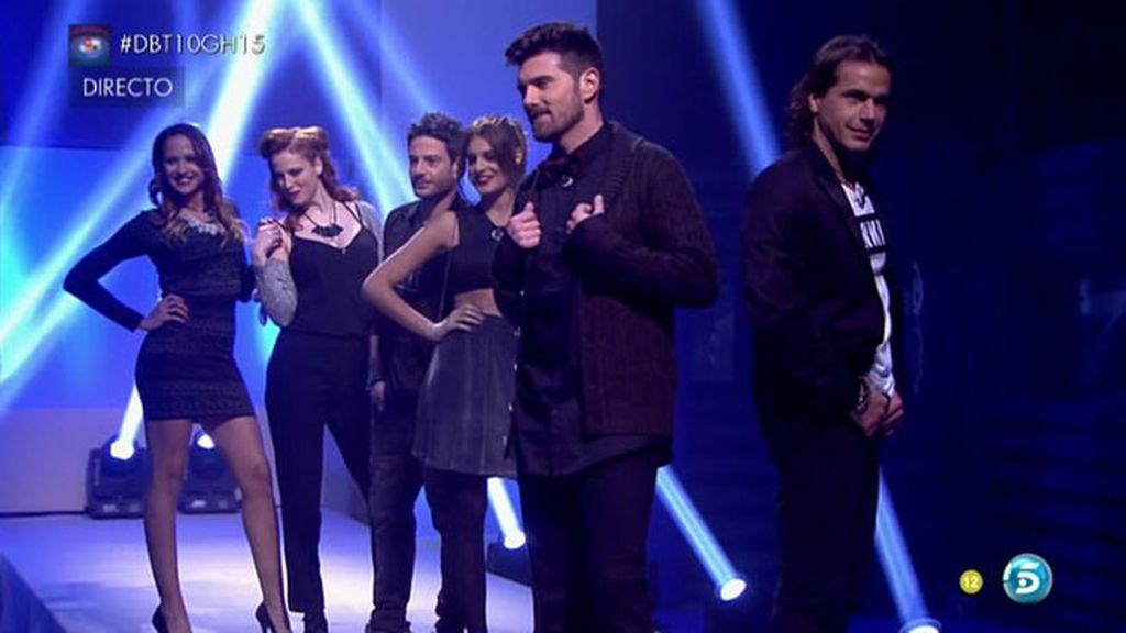 Los finalistas aplauden y piropean a los "modelos"