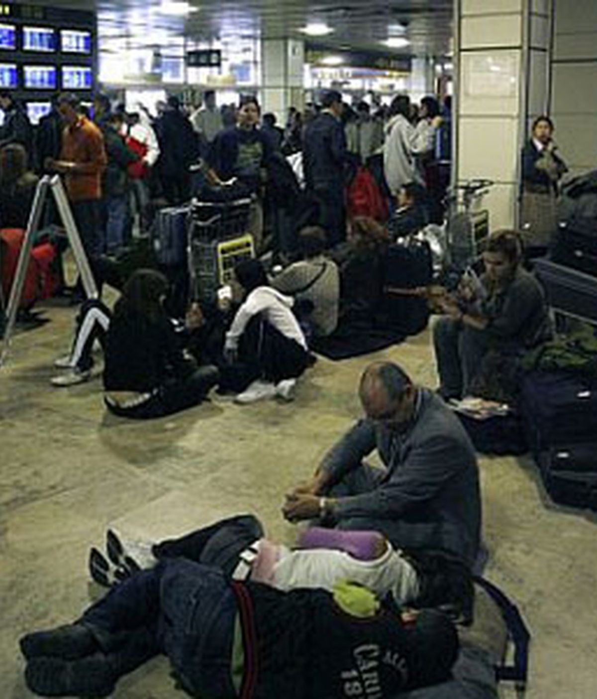 Pasajeros esperan para subir a los aviones. Imagen de archivo