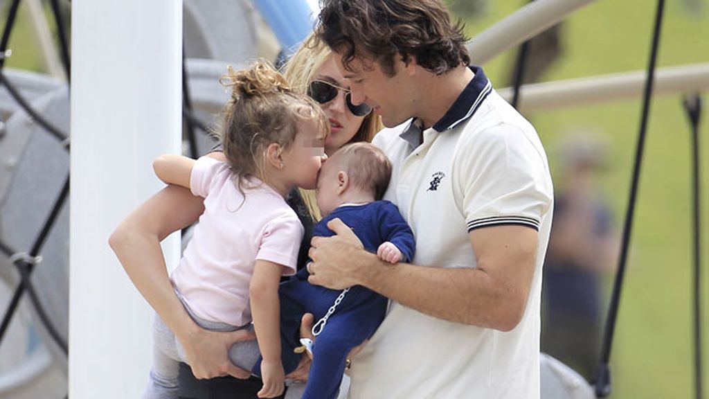 Carlos Moyà y Carolina Cerezuela con Carla y Carlos