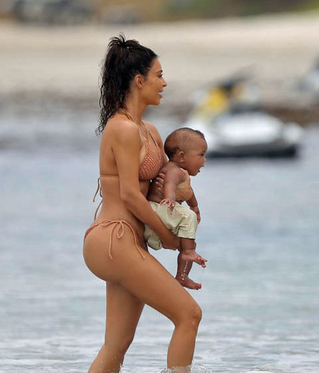 Kim en Punta Mita, México, con sus hijos, North y Saint West