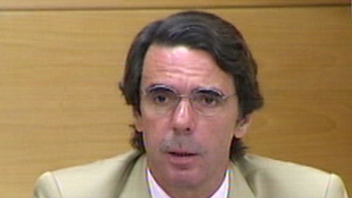 Aznar dice que cada día que pasa "es prolongar la agonía de un país que pagará muy caro el precio de la crisis"