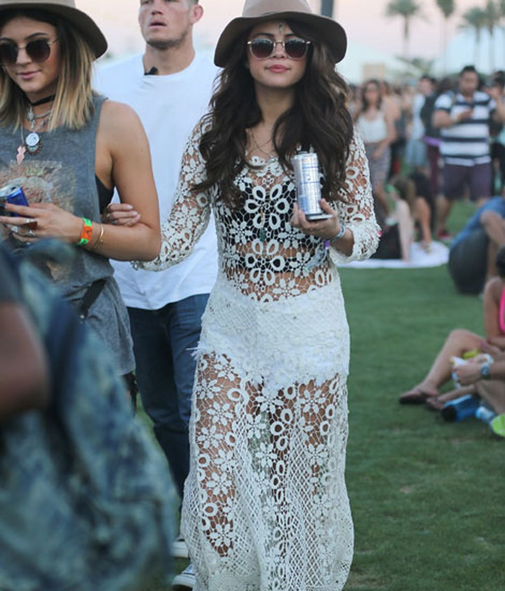 Selena Gomez con vestido transparente de encaje blanco