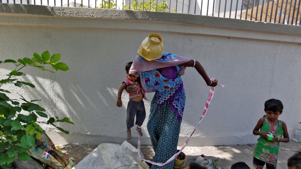 Con 15 meses de edad se pasa el día atada a una piedra