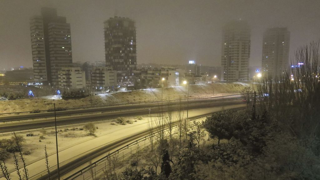 La nieve cubre el nudo de Manoteras en Madrid