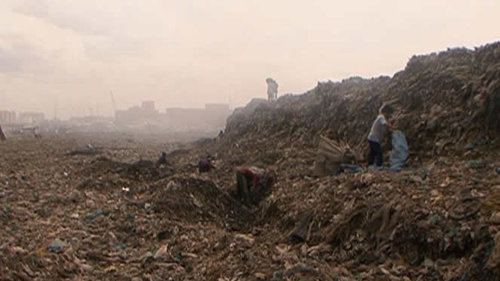 Niños buscando entre los escombros