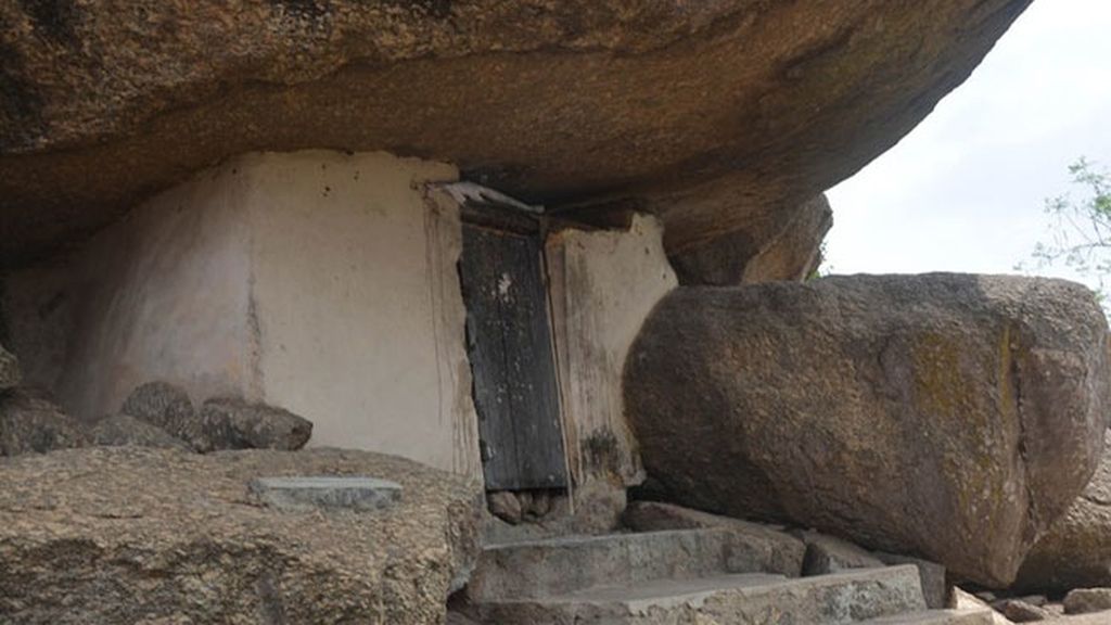 Casas y pueblos construidos bajo las piedras