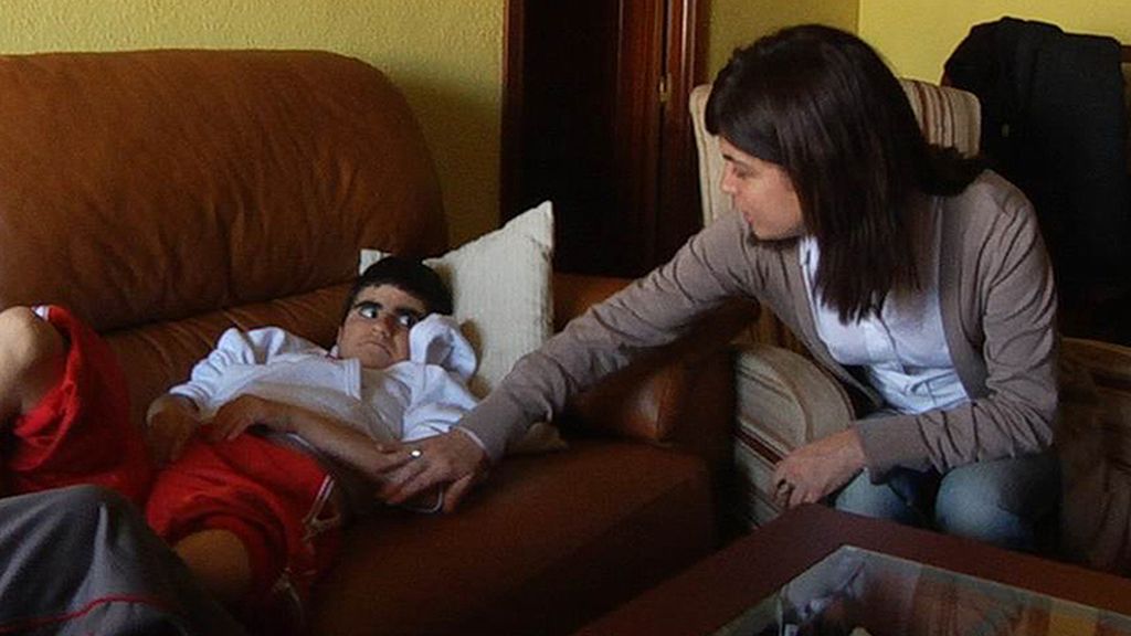 Samanta Villar cuida a una niña dependiente