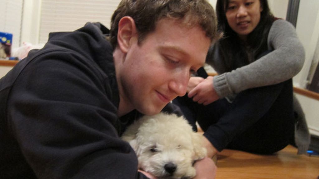 Zuckerberg tiene corazón y un perrito (del que es fan)