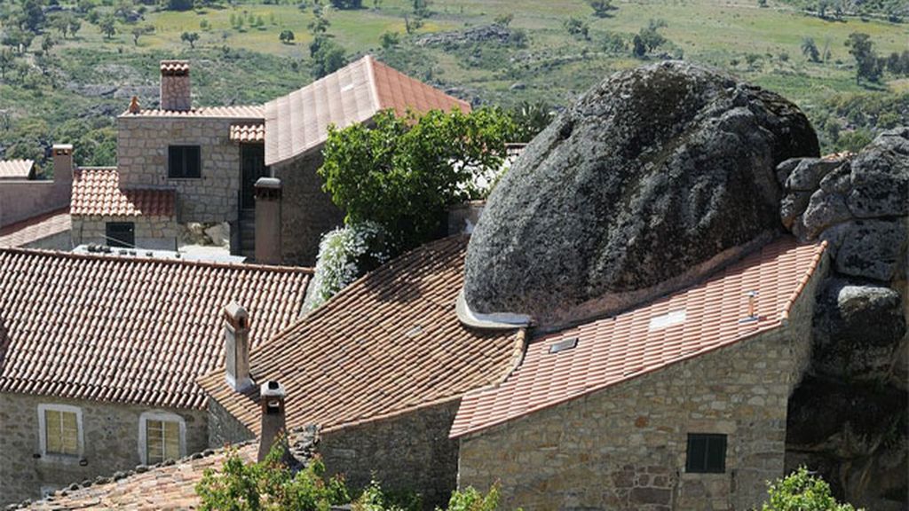 Casas y pueblos construidos bajo las piedras