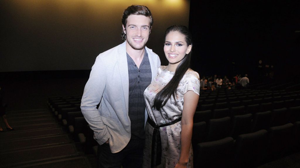 Los actores Raúl Mérida y Sara Sálamo, con vestido de Dolores Promesas