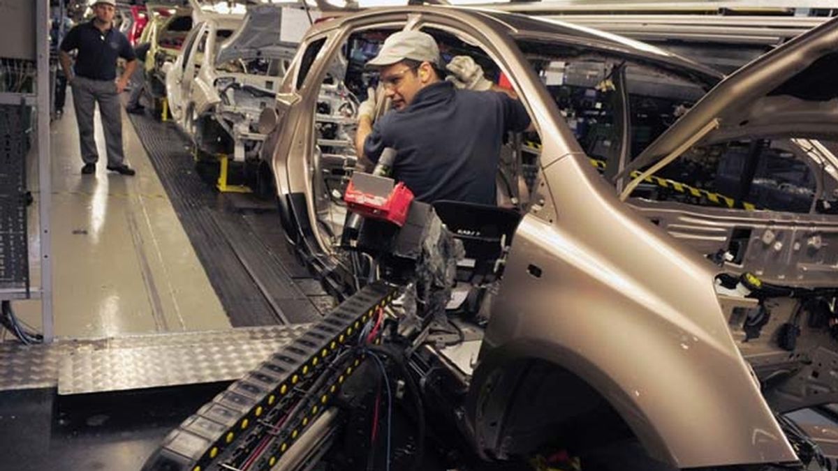 Un empleado trabaja en la cadena de producción de Nissan en Washington