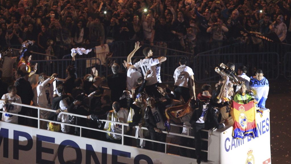 Los merengues celebran la 'Décima' ante miles de aficionados en Cibeles