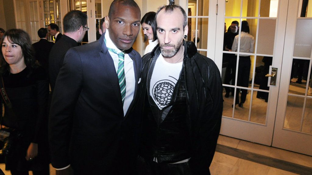 El tenor norteamericano Noah Stewart junto al diseñador Etxeberría